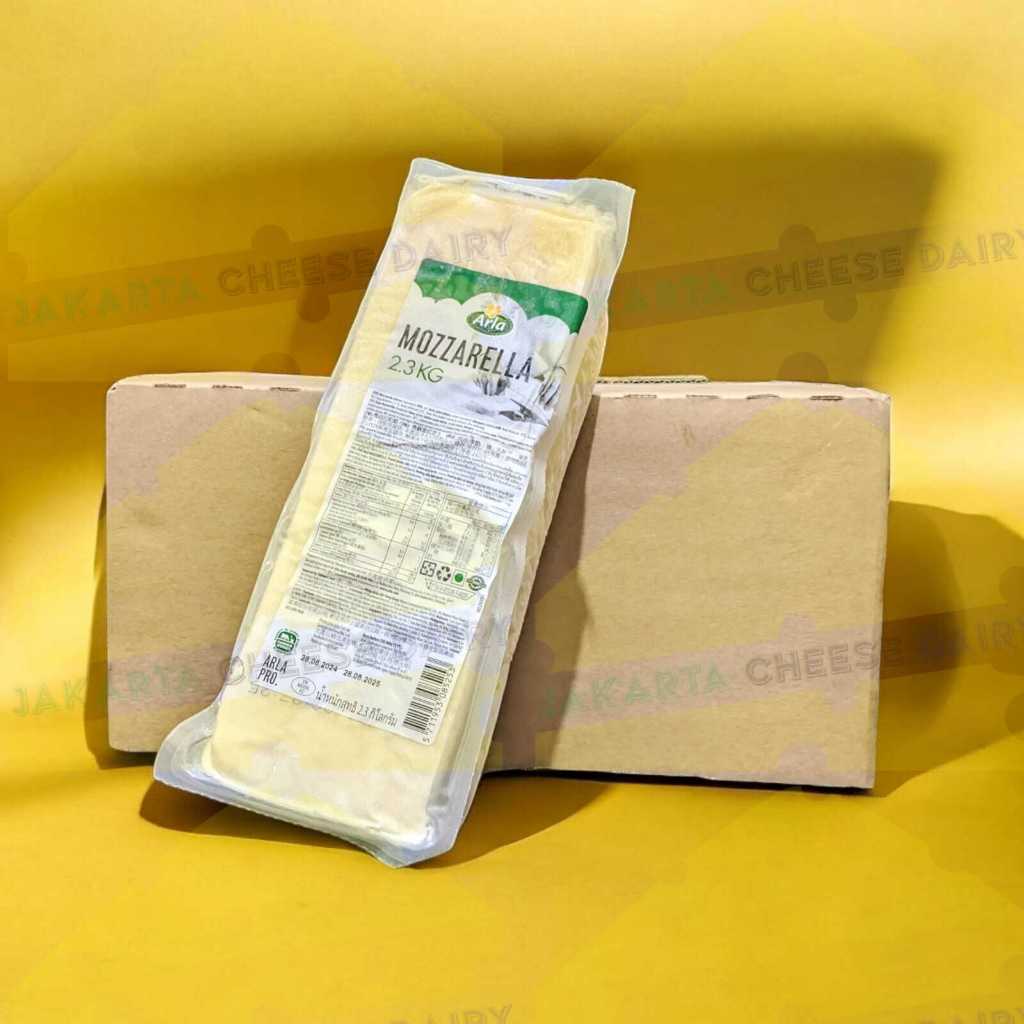 

Arla Mozzarella Block 2,3kg Denmark - Keju Mozarella Arla Pro Hijau Kualitas Di atas Arla Topping