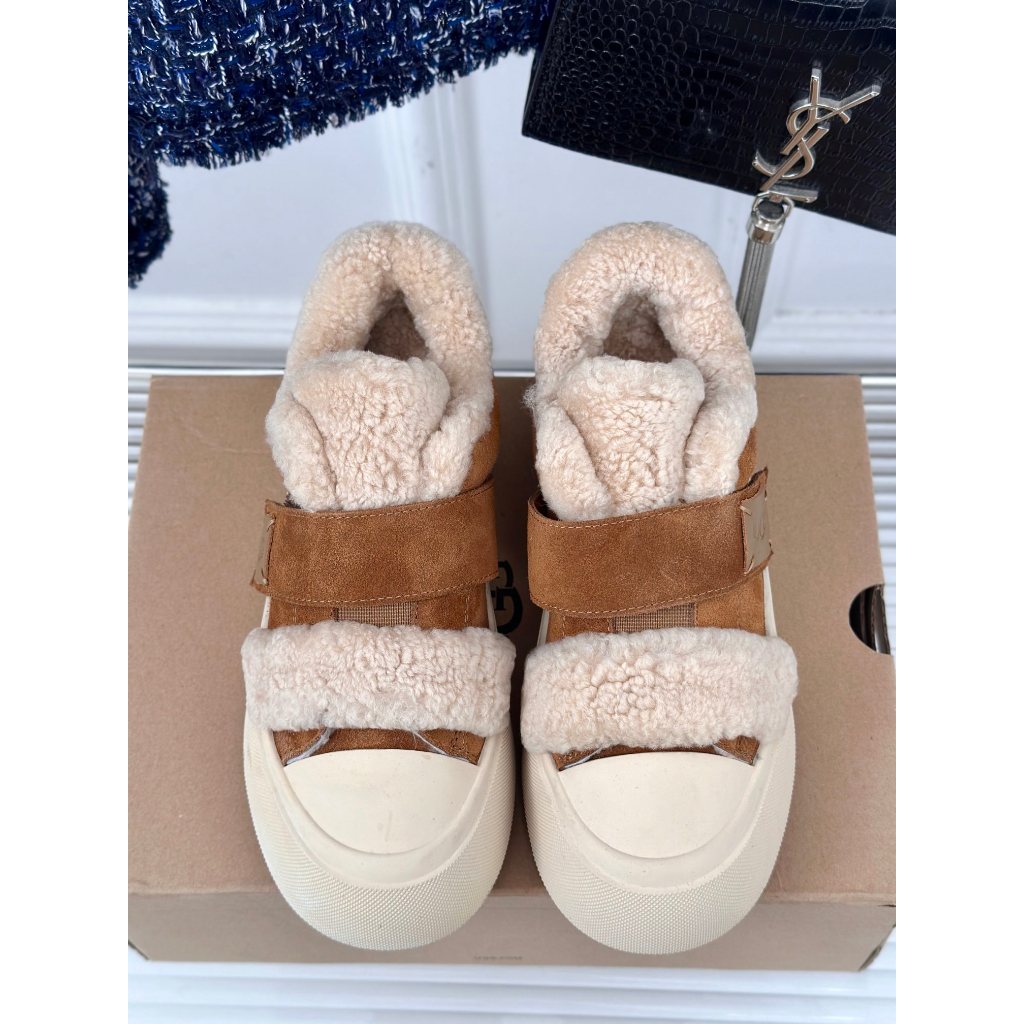 UGG Sepatu Olahraga Putih Tebal Wol Terbaru
