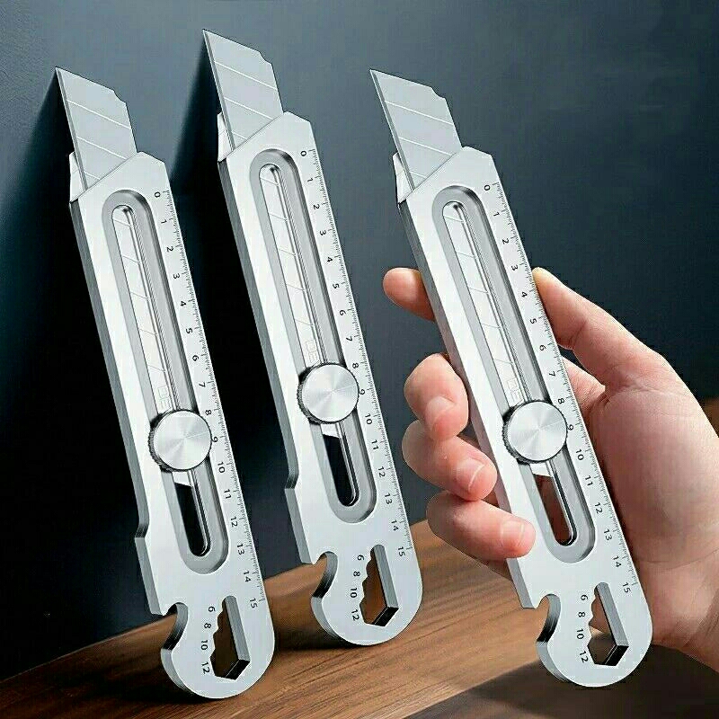 

PISAU KATER PISAU CUTTER KNIFE STAINLESS STEEL 6 IN 1 SERBAGUNA MULTI FUNGSI UKURAN BESAR PEMOTONG PEMBELAH PEMBUKA TUTUP BOTOL PEMBUKA TUTUP KALENG PEMBUKA BAUT PENGENCANG NAUT MUR PENGGARIS ANTI KARAT PISAU UNTUK DIY