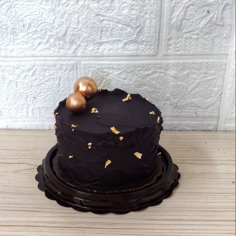 

Kue Tart Black Gold - Kue Ulang Tahun Aesthetic - Pengiriman Instan
