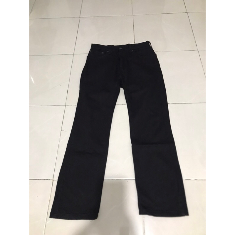 Dijual celana levi’s asli warna hitam model straight 505. Harga beli 950Ribu, baru 2 kali pakai. Dij