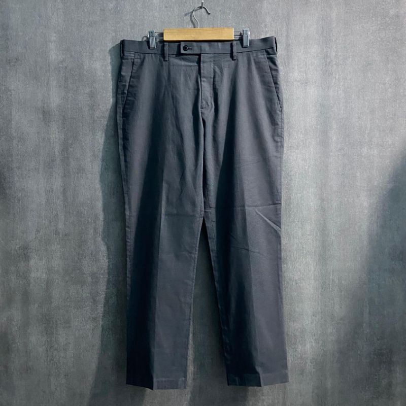 Work Pants UNIQLO Grey Regular Fit Size 33 / Celana Bahan Pria/WP167