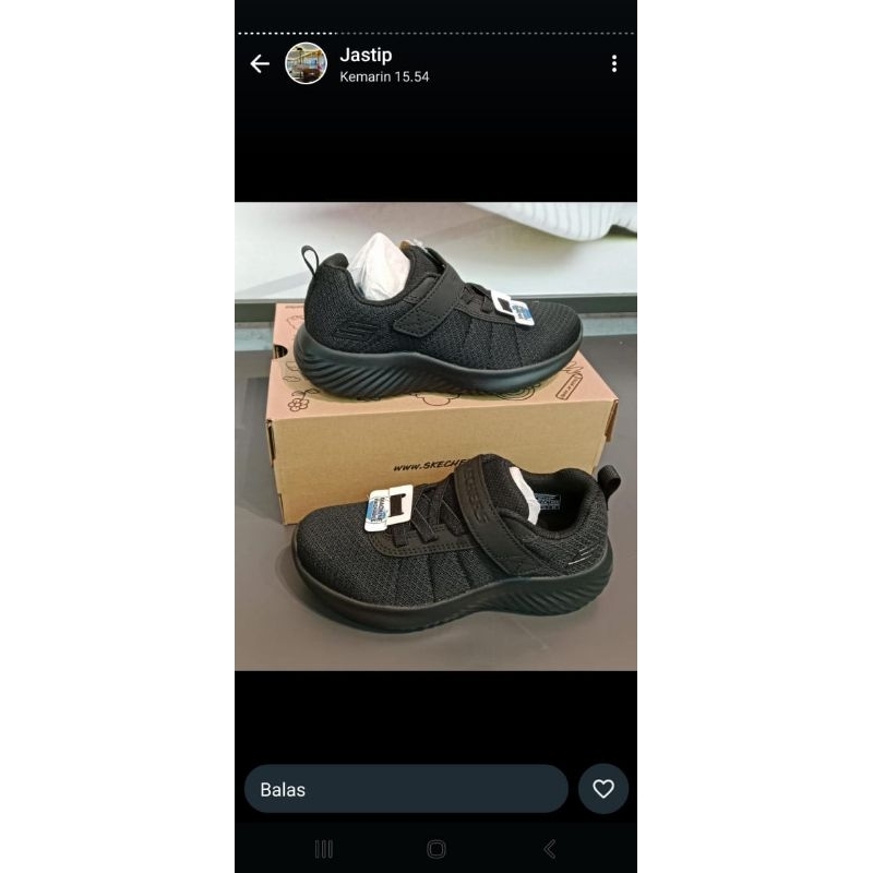 Sepatu hitam Skechers Kids