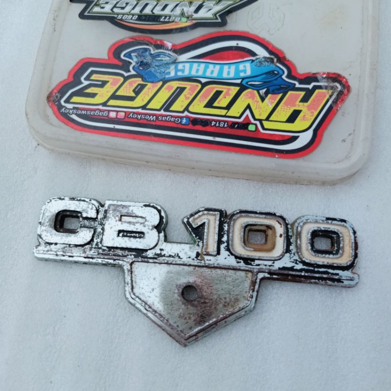 emblem logo tulisan tepong tempong tutup box aki Honda CB100 CB 100 Oryginal