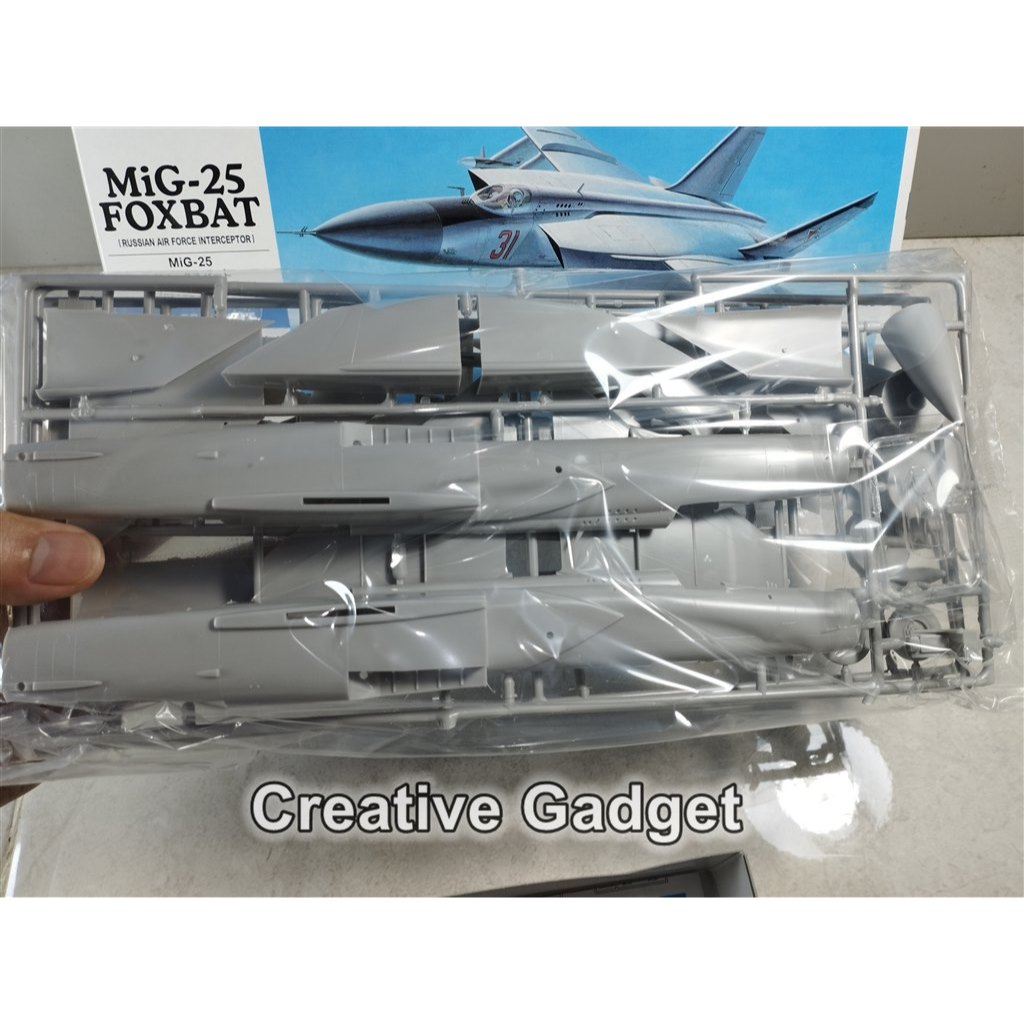 MiG-25 Foxbat - Russian Air Force Interceptor and Reconnaissance Aircraft - Model Kit Hasegawa 1/72 
