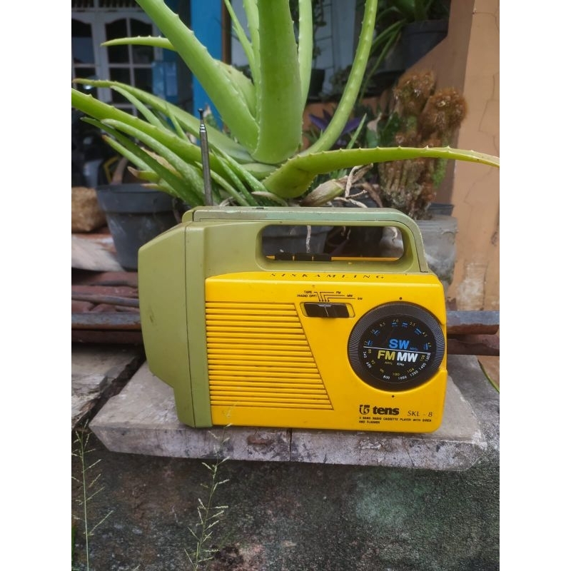 RADIO CASSETTE PLAYER WITH SIREN AND FLASHER MERK TENS (KOLEKSI RADIO JADUL)