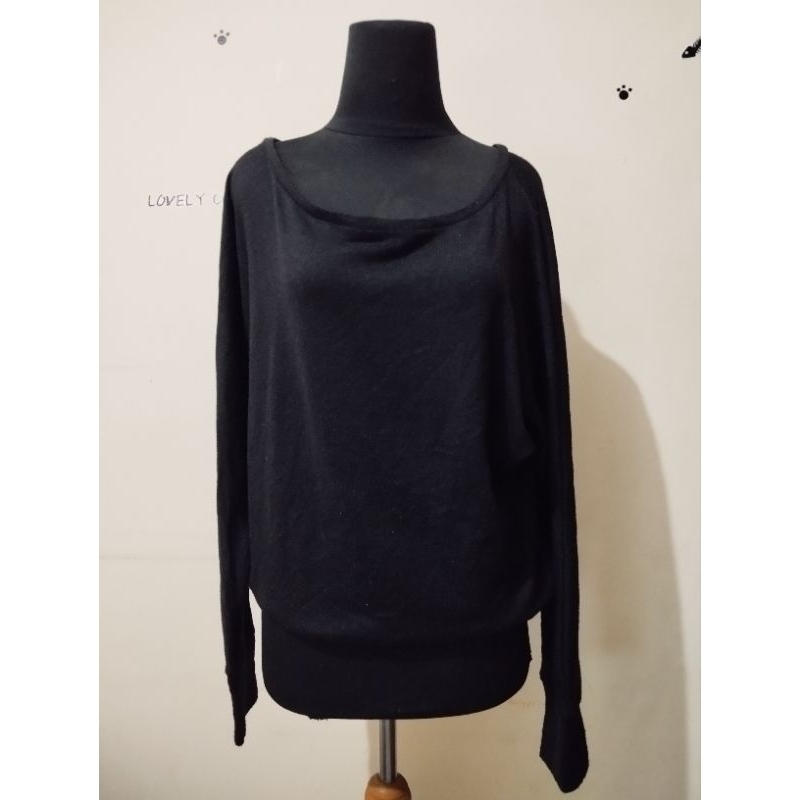 Baju rajut hitam merek Private Beach