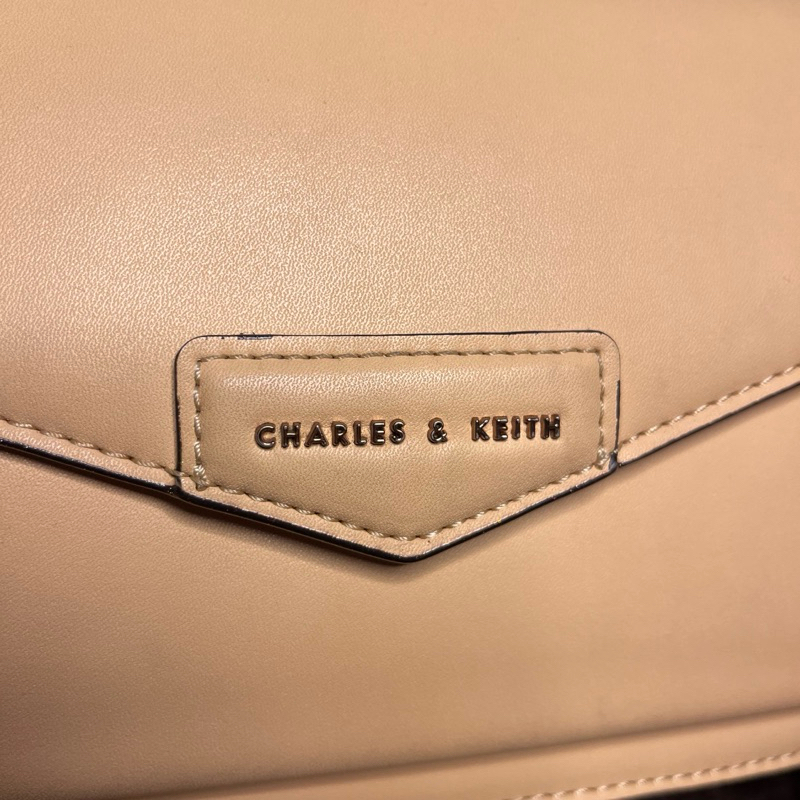 PRELOVED TAS WANITA CHARLES & KEITH WARNA CREAM