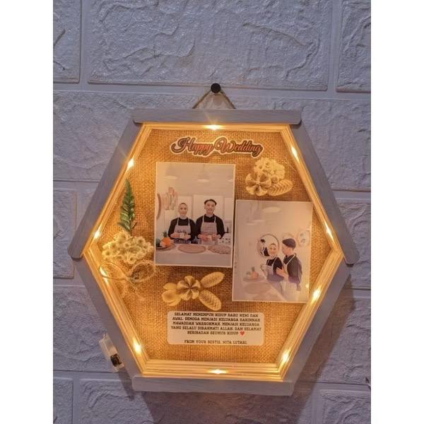 

Hexagonal Frame Cartoon / Ide Kado Unik Aethetic Wisuda Cewek Cowok Anniversary Ulang Tahun kado