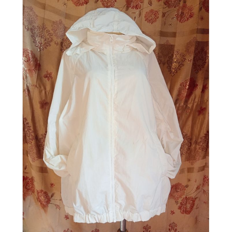jaket parasut UNIQLO WAJIB  BACA DESKRIPSI .. 