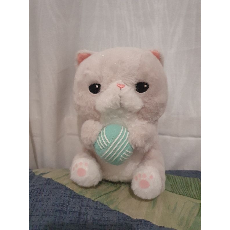 Amuse Boneka Kucing Abu Pegang Bola Kecil