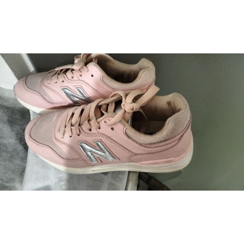 Sepatu sport wanita preloved new balance