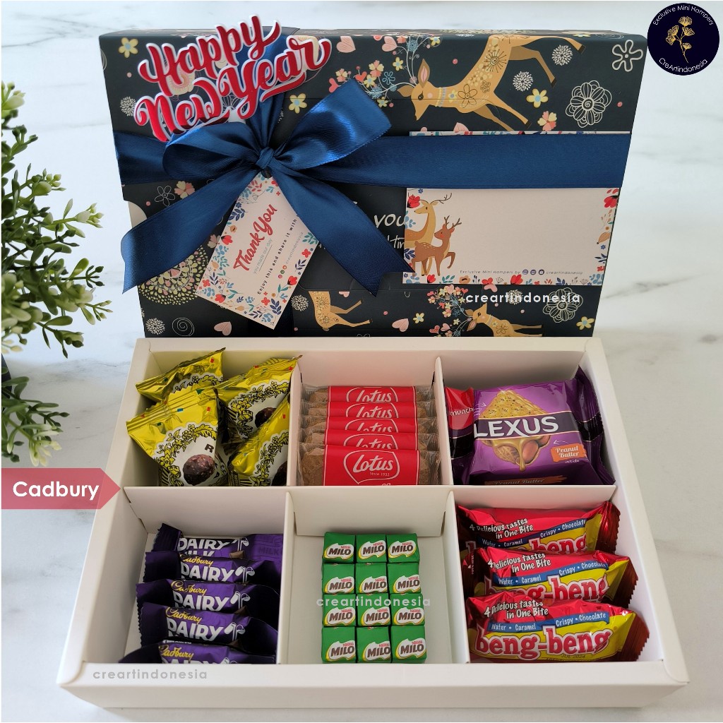 

Hampers Natal / Hampers Tahun Baru / Christmas Hampers / Souvenir Natal / Hampers Christmas / Kado Natal / New Year Hampers / Snack Box Milo CreArtindonesia - Christmas New Year Navy Premium Hampers