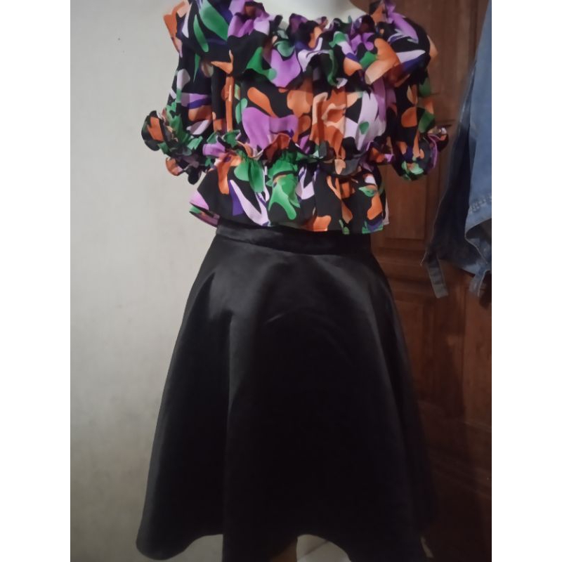 satu set Sabrina motif ungu plus rok satin hitam