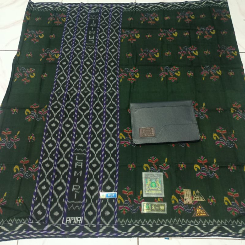 sarung Lamiri,  50% bahan sutra asli, sehingga nyaman untuk dipakai. adem tidak terasa panas.motif b