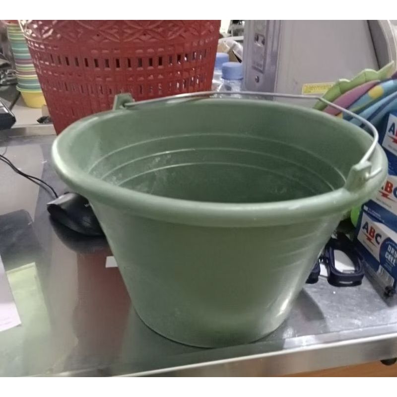 Ember cor  hitam dan biru