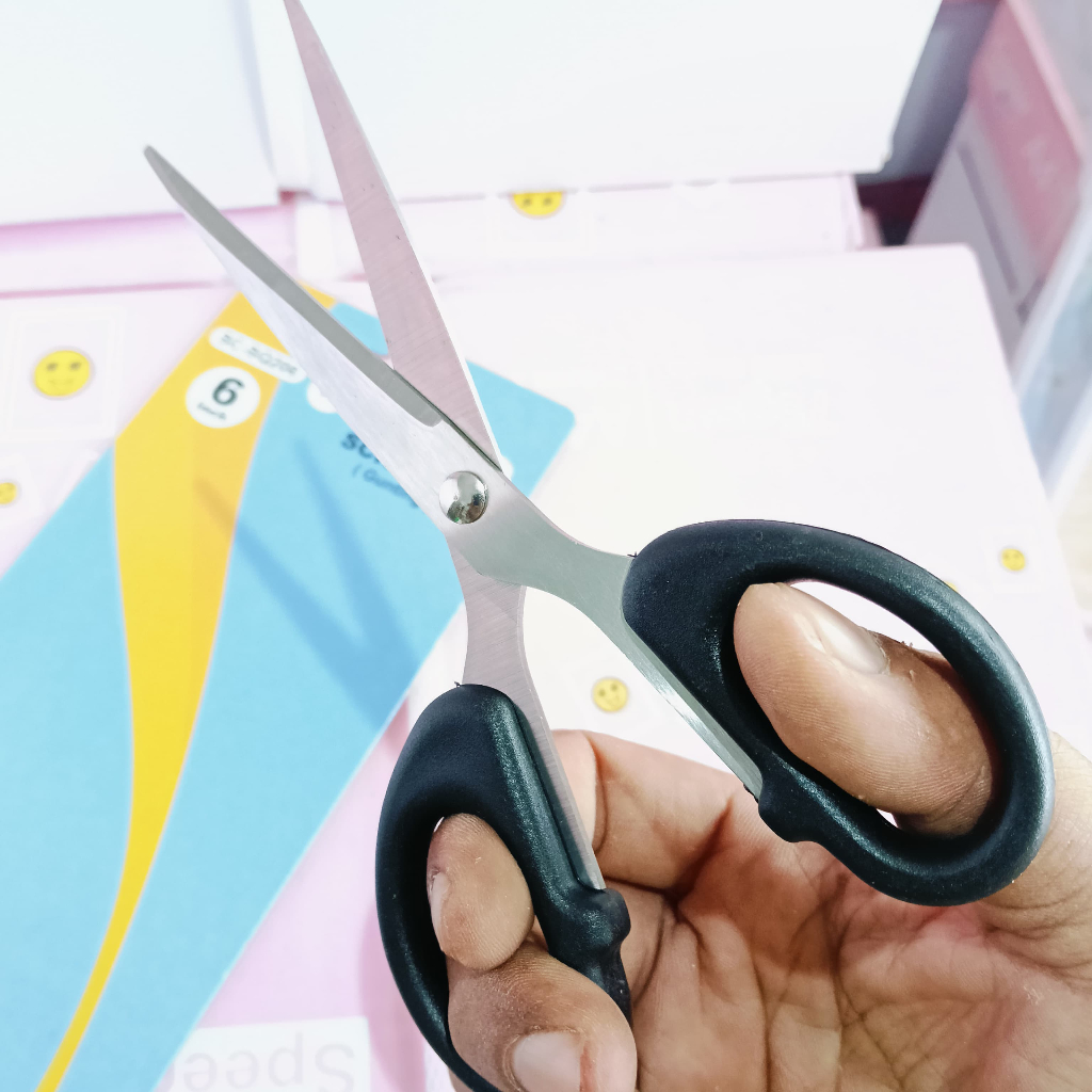 

SQUEEZY GUNTING SEDANG 6 INCH SCISSORS STAINLESS ANTI KARAT TAJAM SC-SQ206