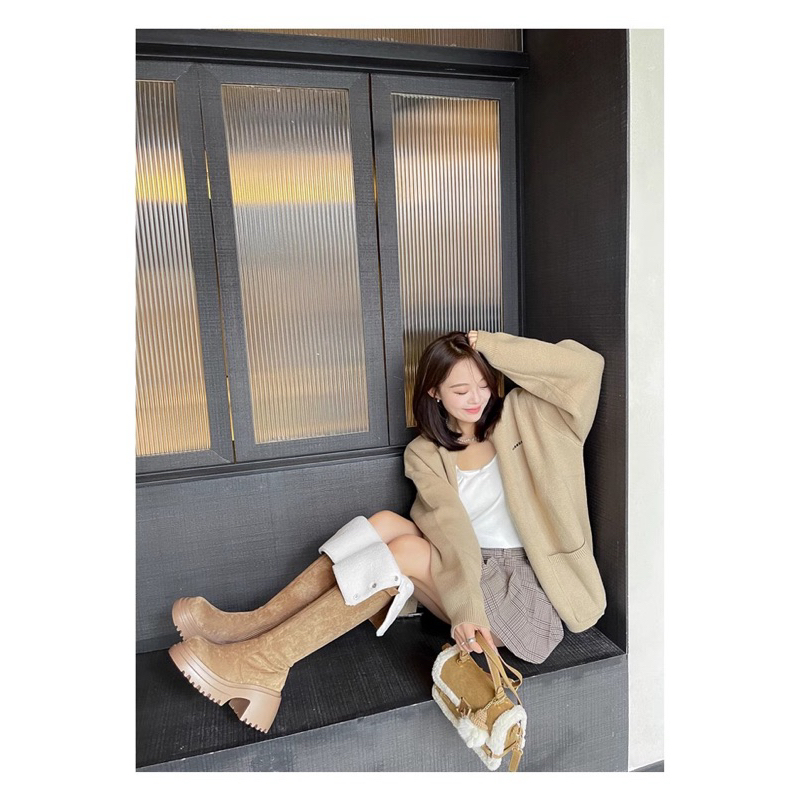 Sepatu boots wanita tinggi selutut dengan hak tinggi