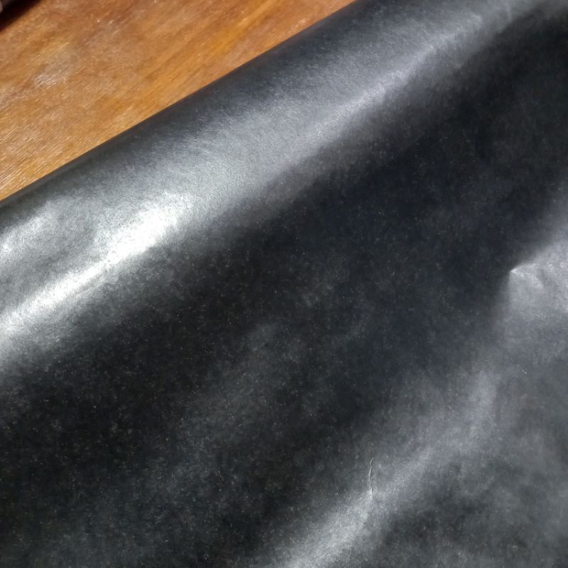 

Kertas Kado Hitam Impor Ikea Givande 5mx70cm Dua Sisi Hitam-Coklat