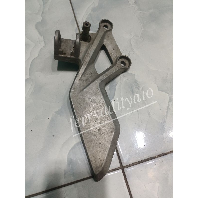 Footstep Depan Kiri original CBR 150 R K45