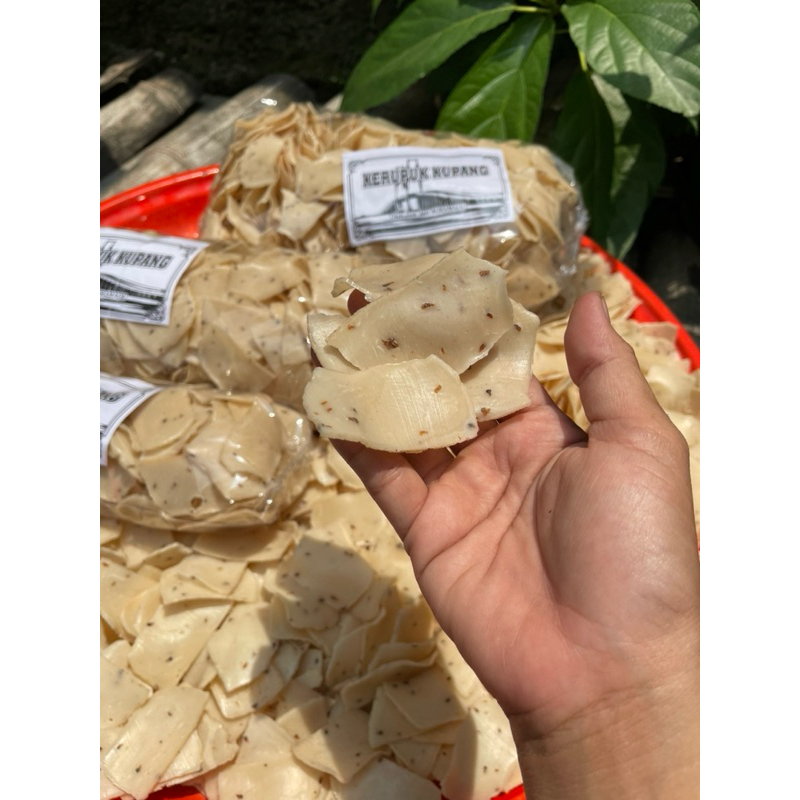 

KERUPUK KUPANG MADURA JEMUR SEBELUM DI GORENG