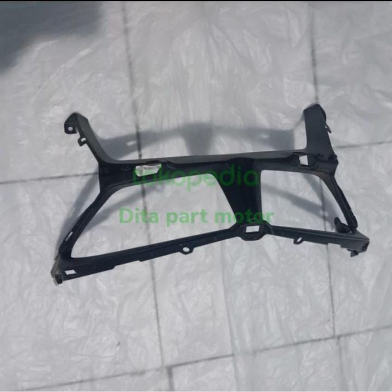 Garnish dudukan lampu depan Vario 125 K2V th 2023