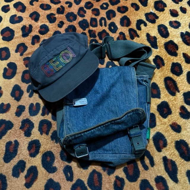 Topi dan Sling Bag Benetton