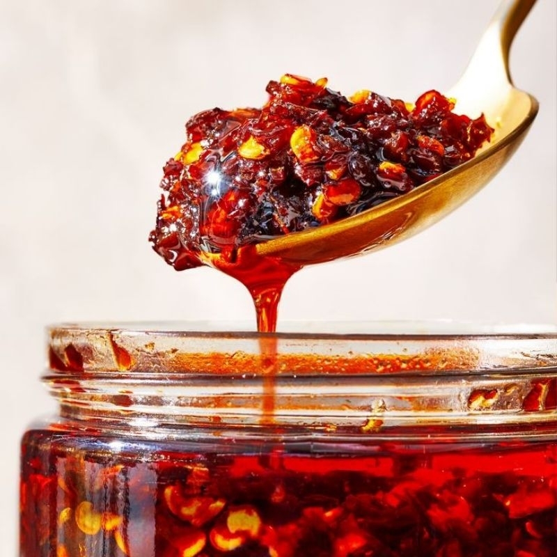 

Chili Oil Mimi Shaka - Sambal Pedas Gurih, Pelengkap Makanan, Cocok untuk Mie, Nasi, Dimsum