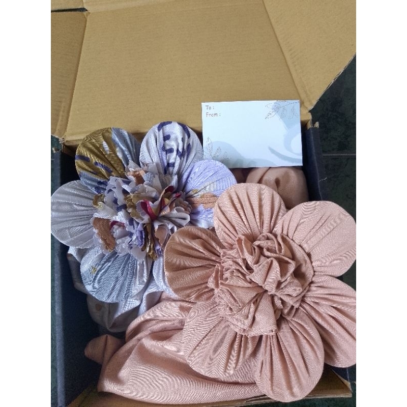 

HAMPERS HIJAB BOX KADO ULANG TAHUN WISUDA FREE KARTU UCAPAN