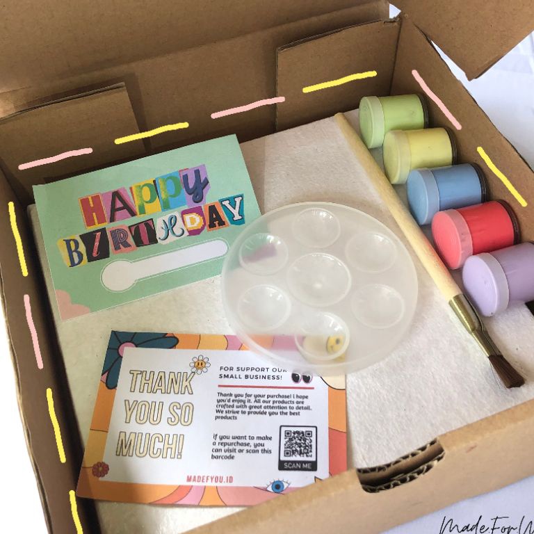 

Buruan Dapatkan Madefyouid Hampers Painting Kit Canvas 2x2 cm DIY Melukis Hadiah Kado Ulang Tahun Anniversary Graduation Bingkisan