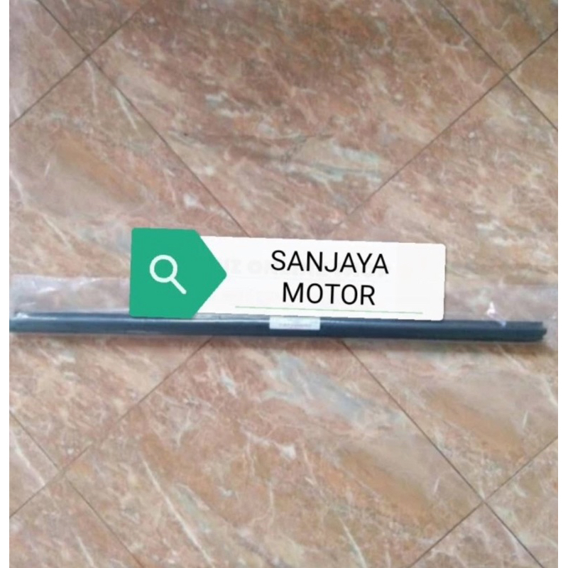 Pelipit Kaca Depan Dalam Suzuki Splash Original SGP