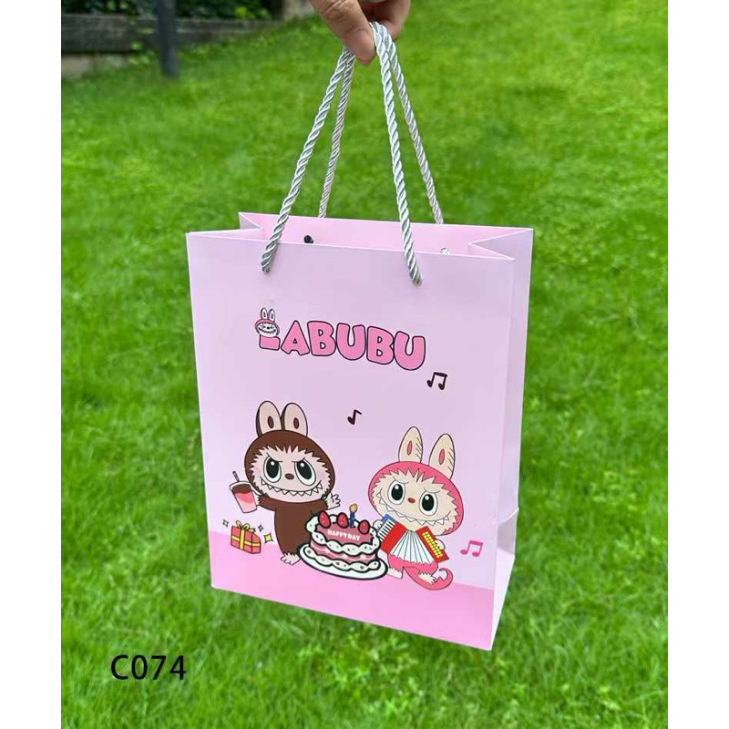 

TAS KERTAS KADO GAMBAR LABUBU | PAPERBAG TALI UNTUK KADO BAHAN TEBAL IMPORT