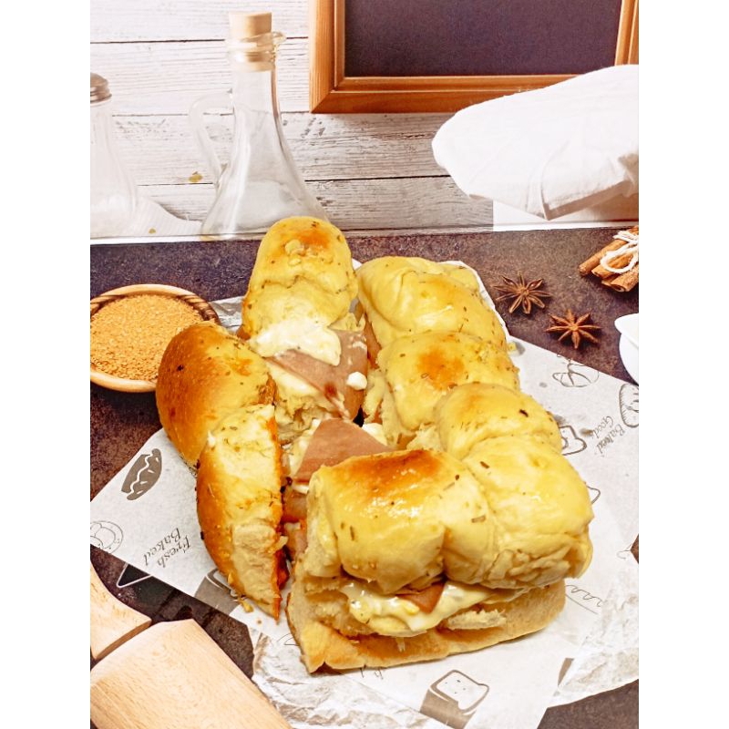

garlicbread/isi/smokedbeef/with/saostartar