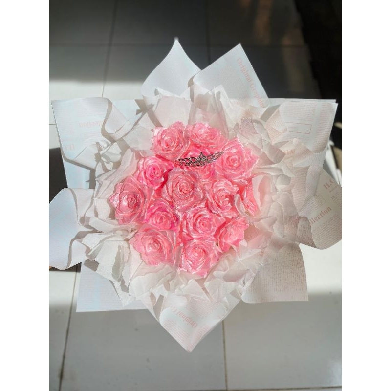 

BUCKET BUNGA MAWAR PITA SATIN