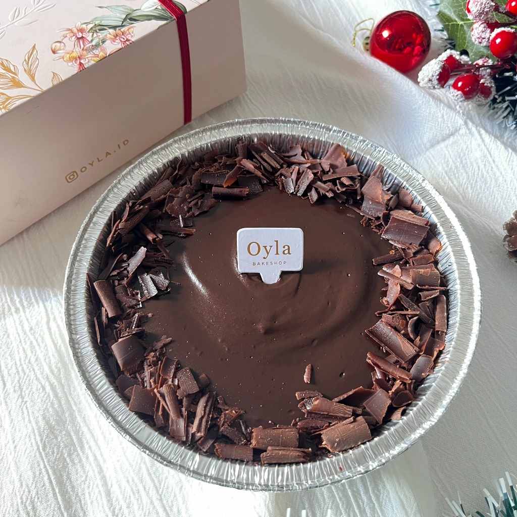 

Oyla Hampers Christmas English Chocolate Cake