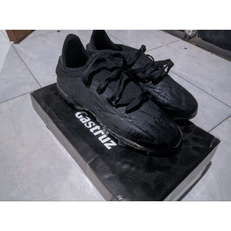 Sepatu bola second
