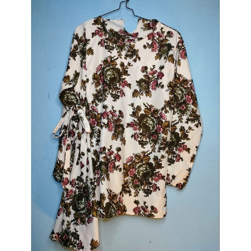 Preloved Blouse Putih Motif Bunga