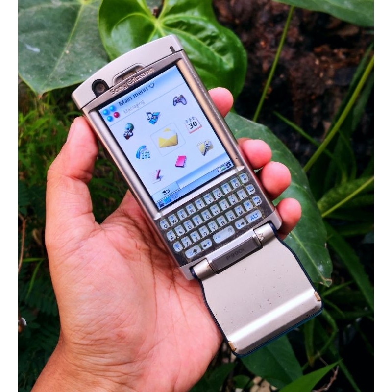 Hp jadul Sony ericsson p990 mulus original normal hp flip hp langka hp unik no p900 p800