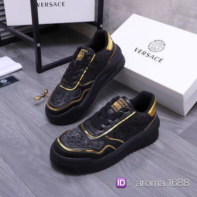 Versace sepatu biasa untuk pria