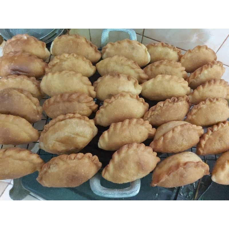 

kue panada isi ayam suwir