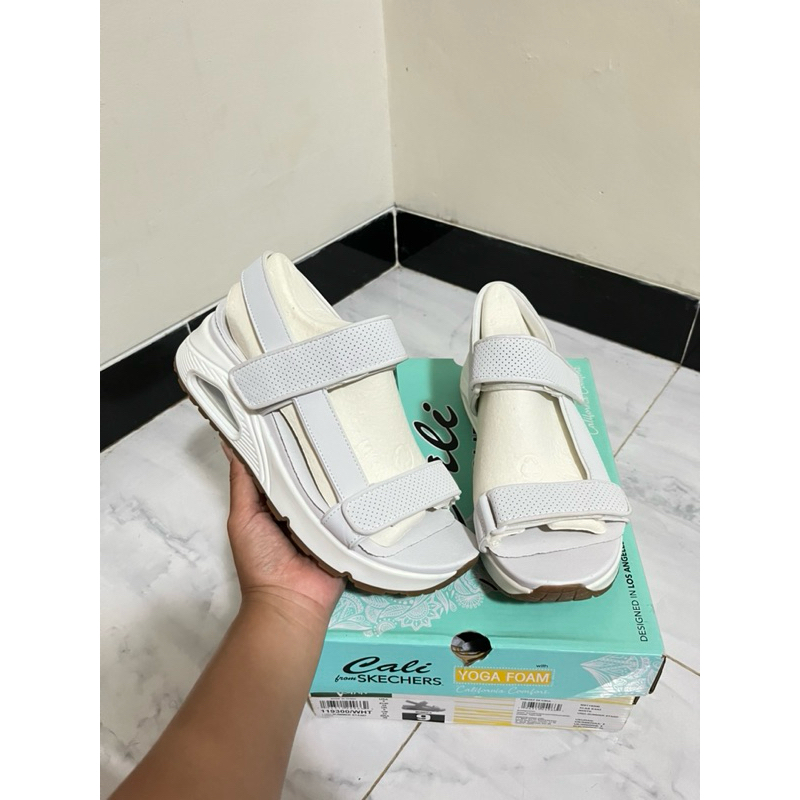 Sepatu sandal Skechers abu2 muda/ grey mix putih sale 70% tinggi ukuran 39 dan 40 (WHT)