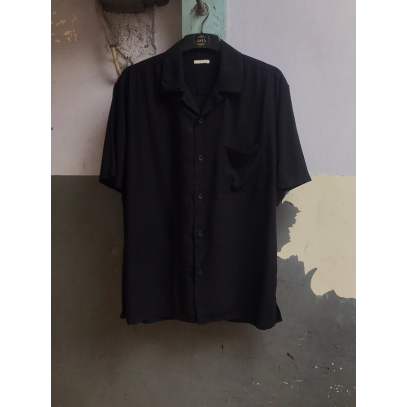 kemeja lengan pendek GU black opencollar preloved