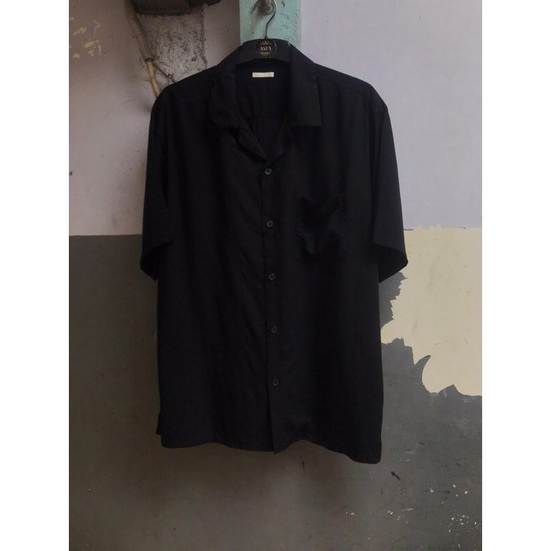 kemeja lengan pendek GU black size L opencollar preloved