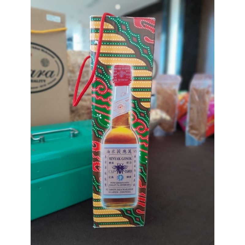 Minyak gosok Cap Tawon tutup merah