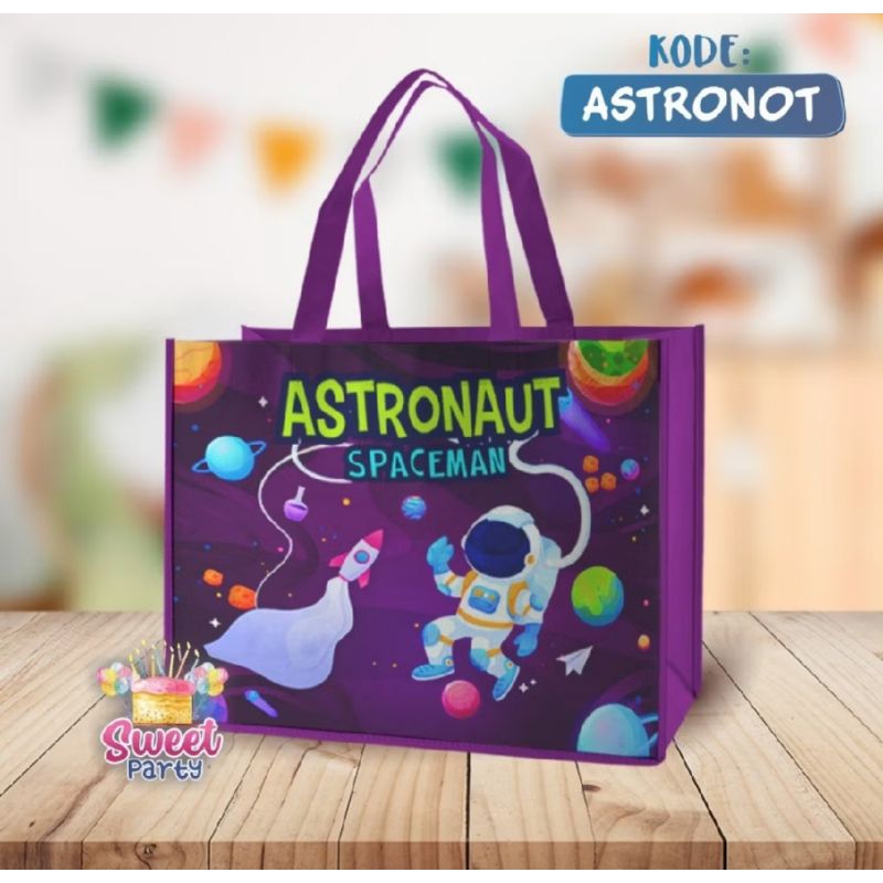 

TAS SOUVENIR ULTAH HAJATAN ULANG TAHUN TAS BONTOT BEKAL SPUNBOND