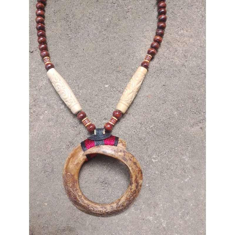 Kalung etnik taring babi melingkar