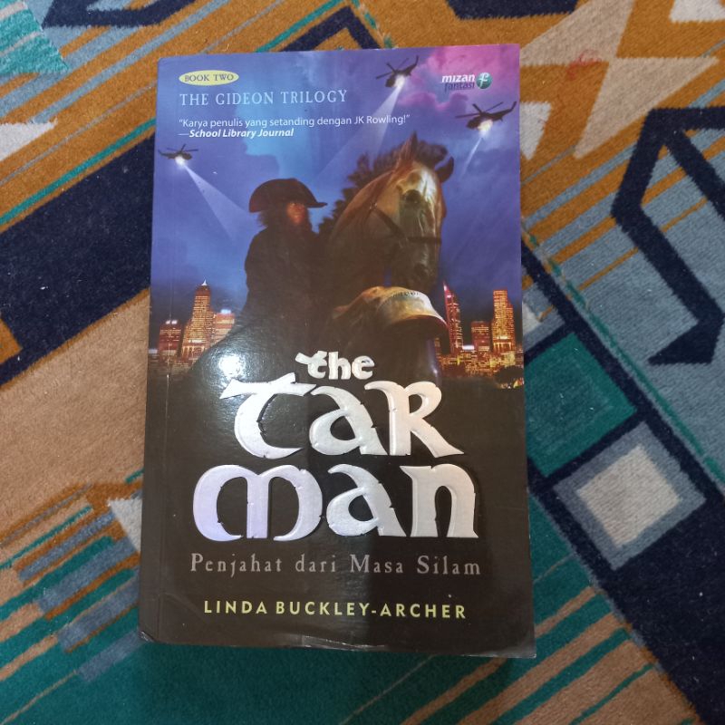 BUKU NOVEL THE TAR MAN (PENJAHAT DARI MASA SILAM) LINDA BUCKLEY ARCHER (PRELOVED)