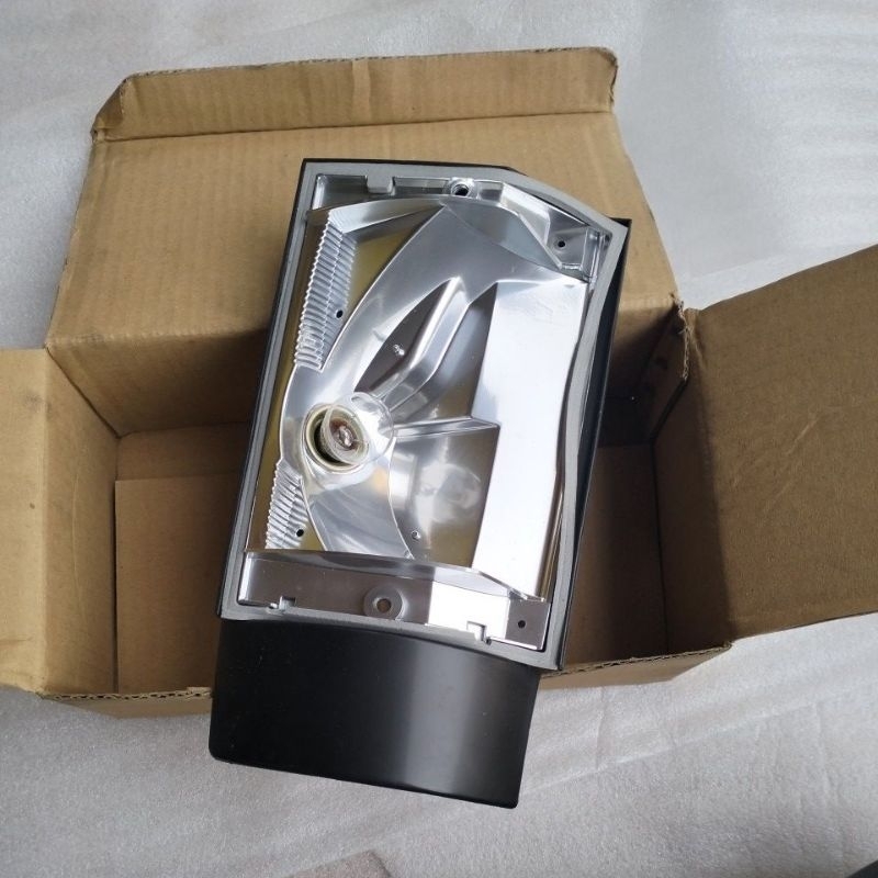housing lampu sen kanan Mitsubishi L300 original.