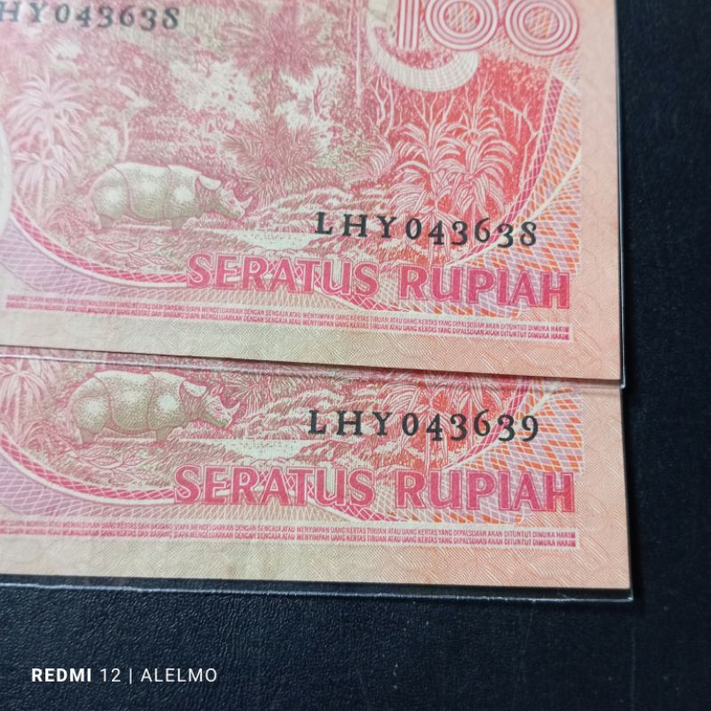 2 lembar urut uang kertas kuno 100 badak tahun 1977 seperti baru asli