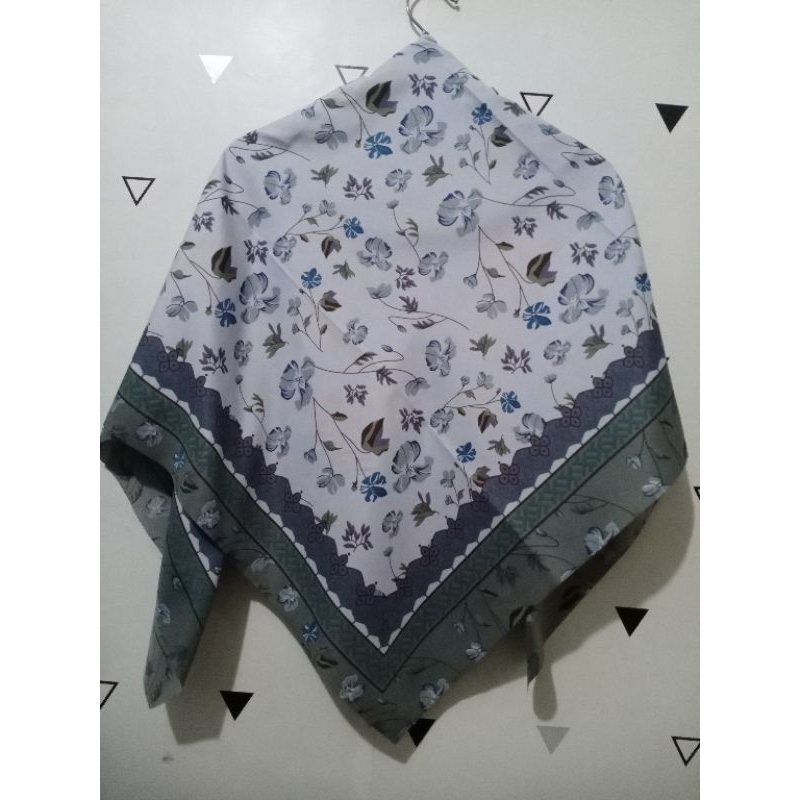 Hijab Segi Empat Biru Muda Motif Preloved (Ready)